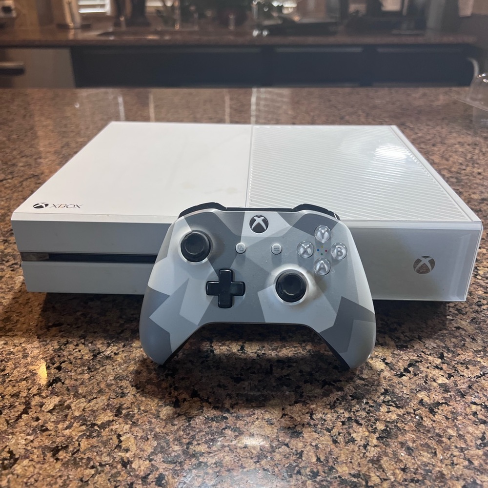 Xbox One + 5 Additional Games